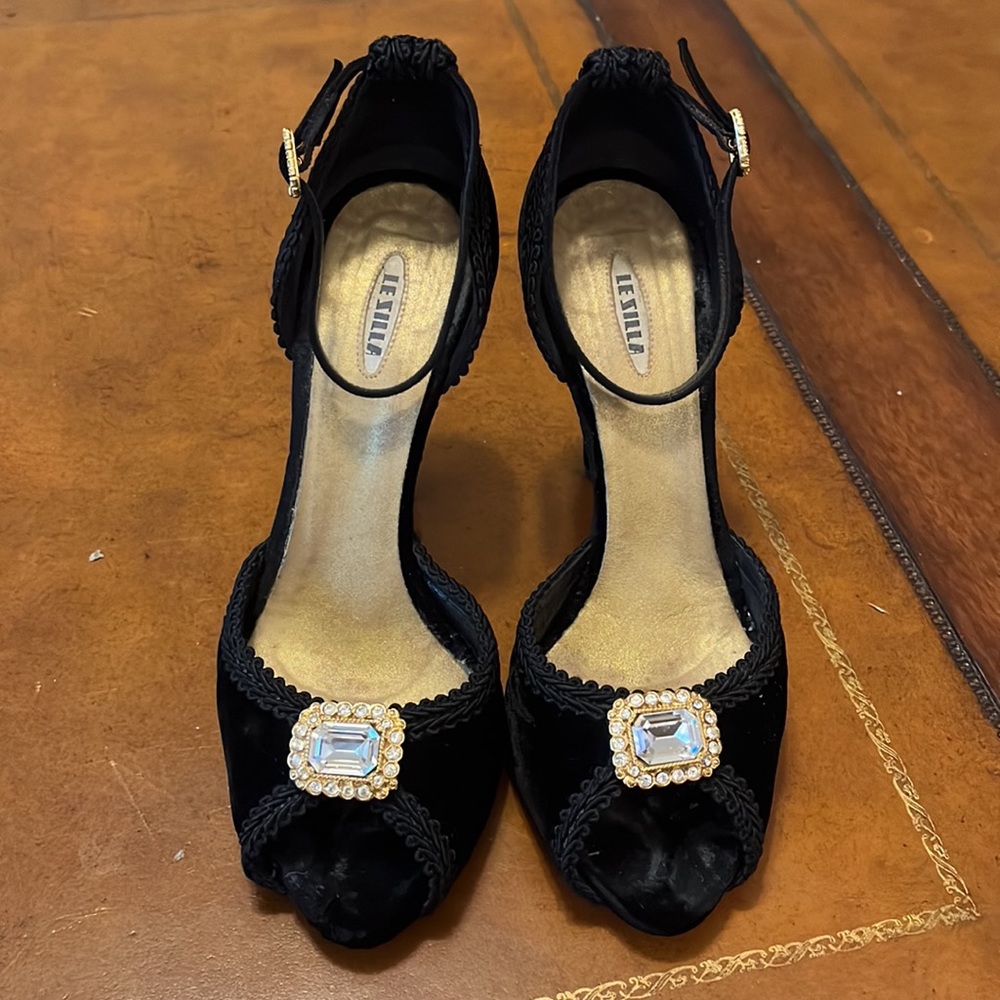 Le Silla black 36
